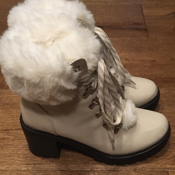 ESPRIT ankle boots, off-white exterior with white fur, size 6. - Picture 3 of 8